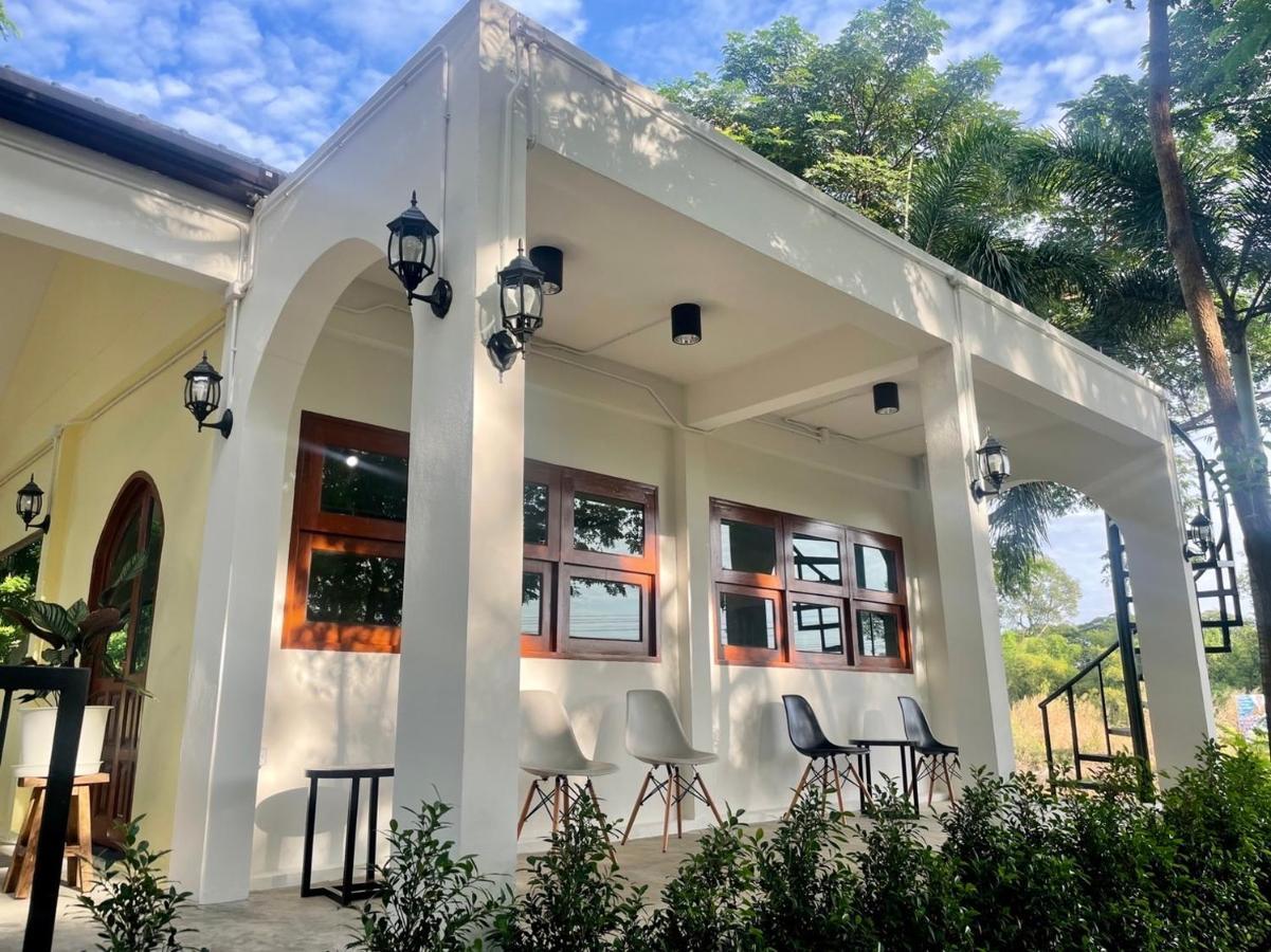 Rain Tree Cafe & Homestay Утхайтхани Экстерьер фото