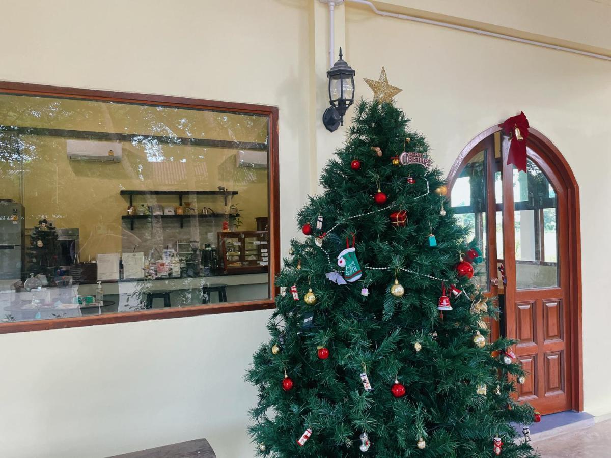 Rain Tree Cafe & Homestay Утхайтхани Экстерьер фото