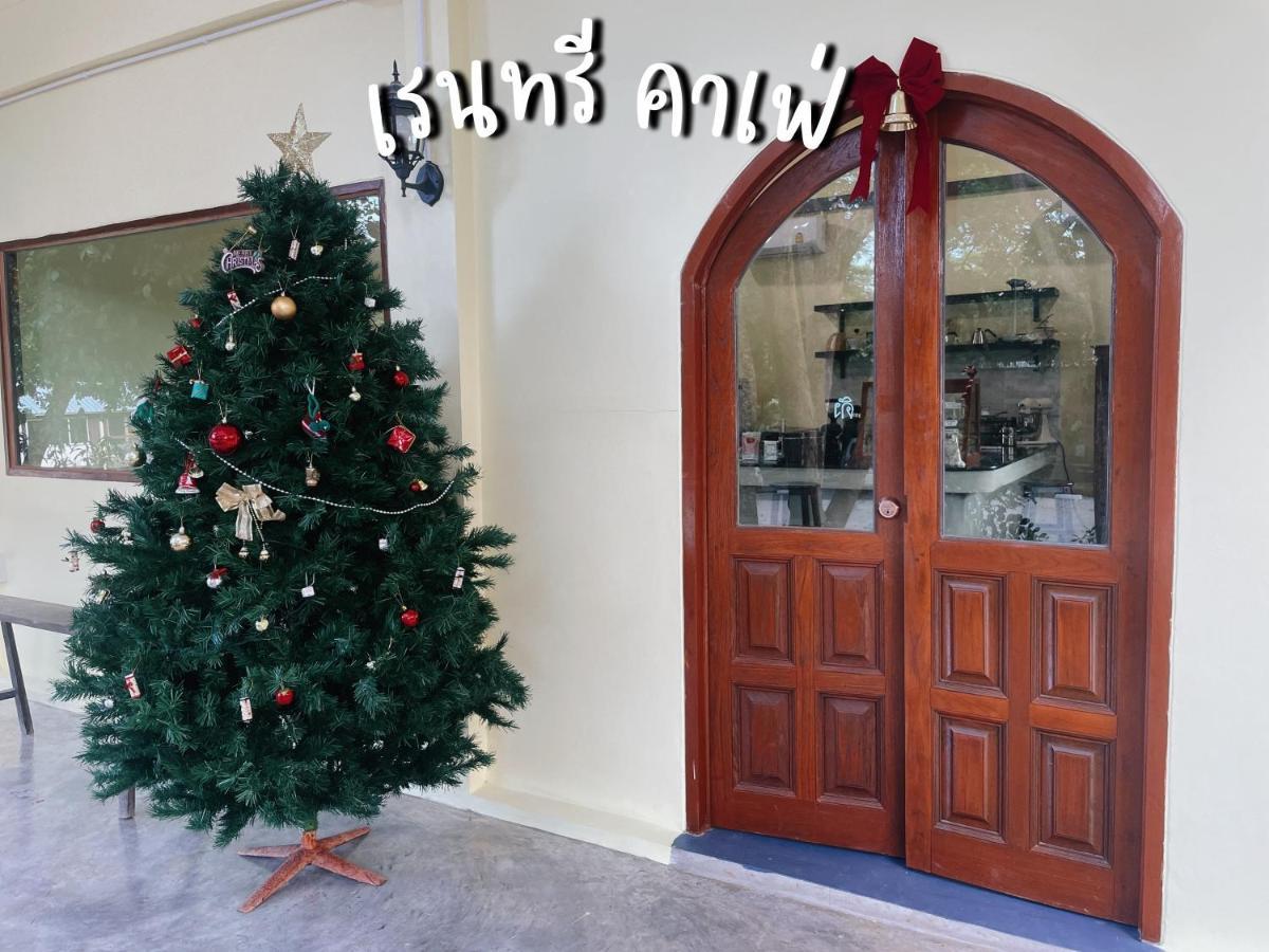 Rain Tree Cafe & Homestay Утхайтхани Экстерьер фото