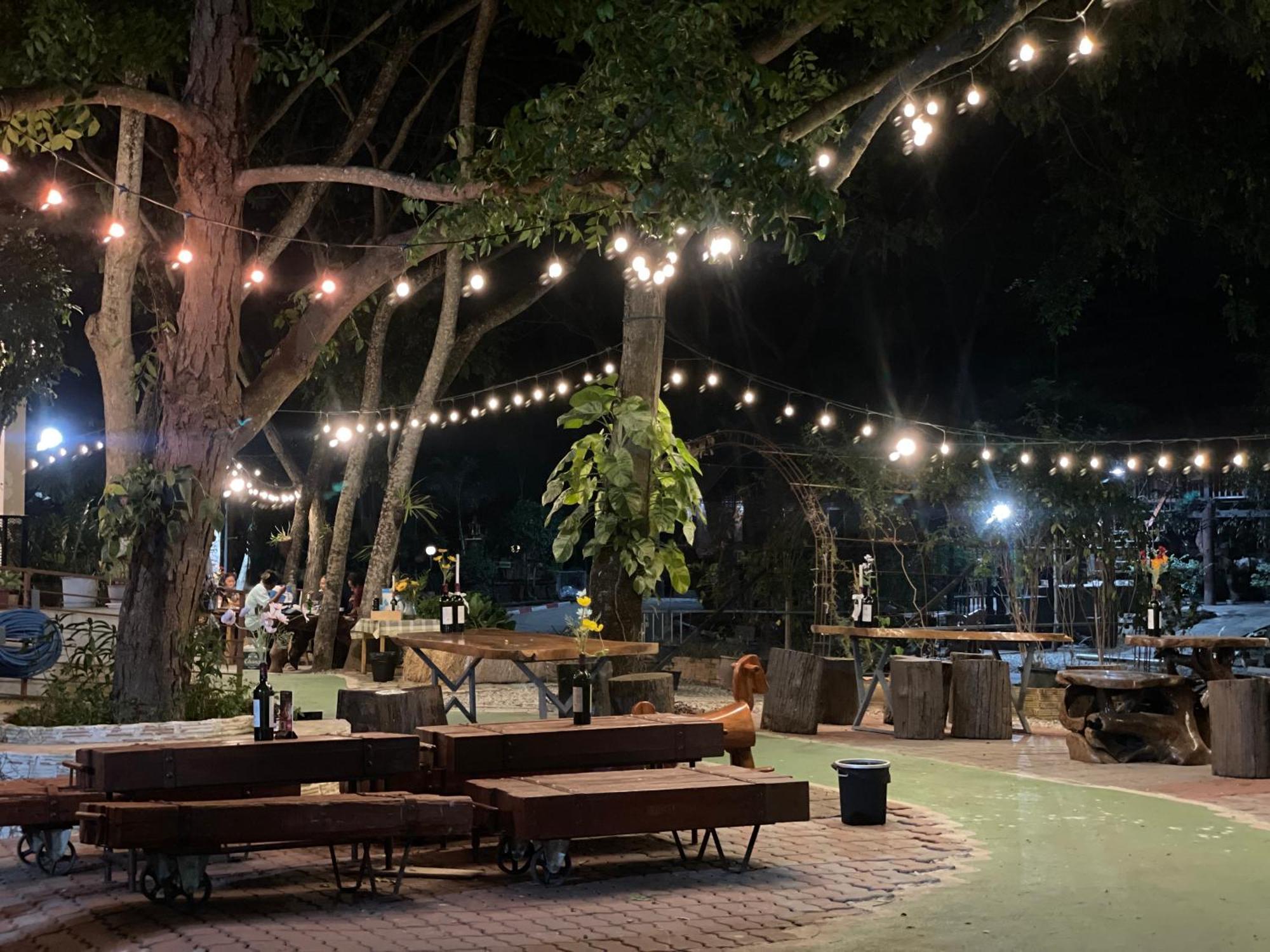 Rain Tree Cafe & Homestay Утхайтхани Экстерьер фото